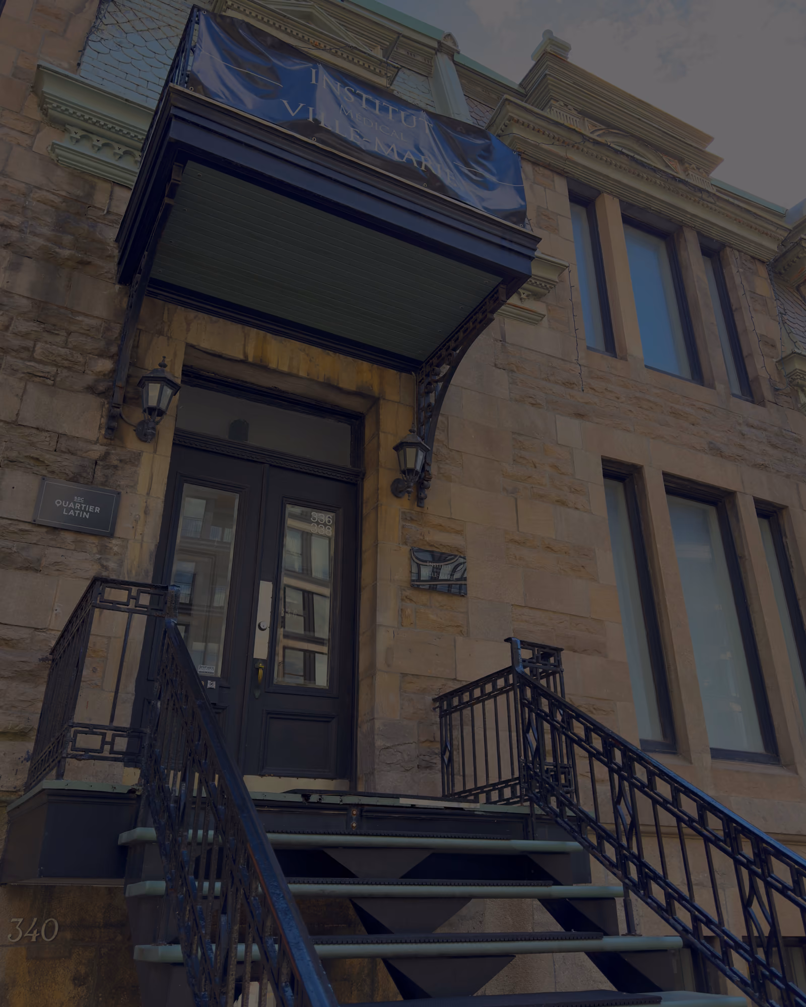 Entrée du 336 rue Sherbrooke Est, vue en contre-plongée