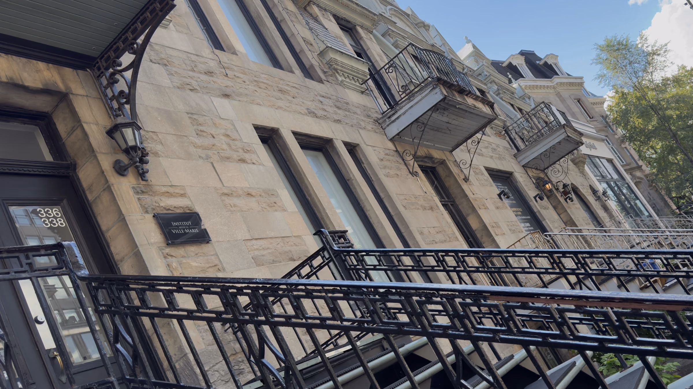 La rue Sherbrooke Est devant l’Institut, façades de pierre et escaliers de fer